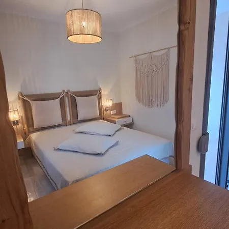 Artemis Plaza أغيا باراسكيفي