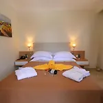 Artemis Plaza Ajia Paraskiewi